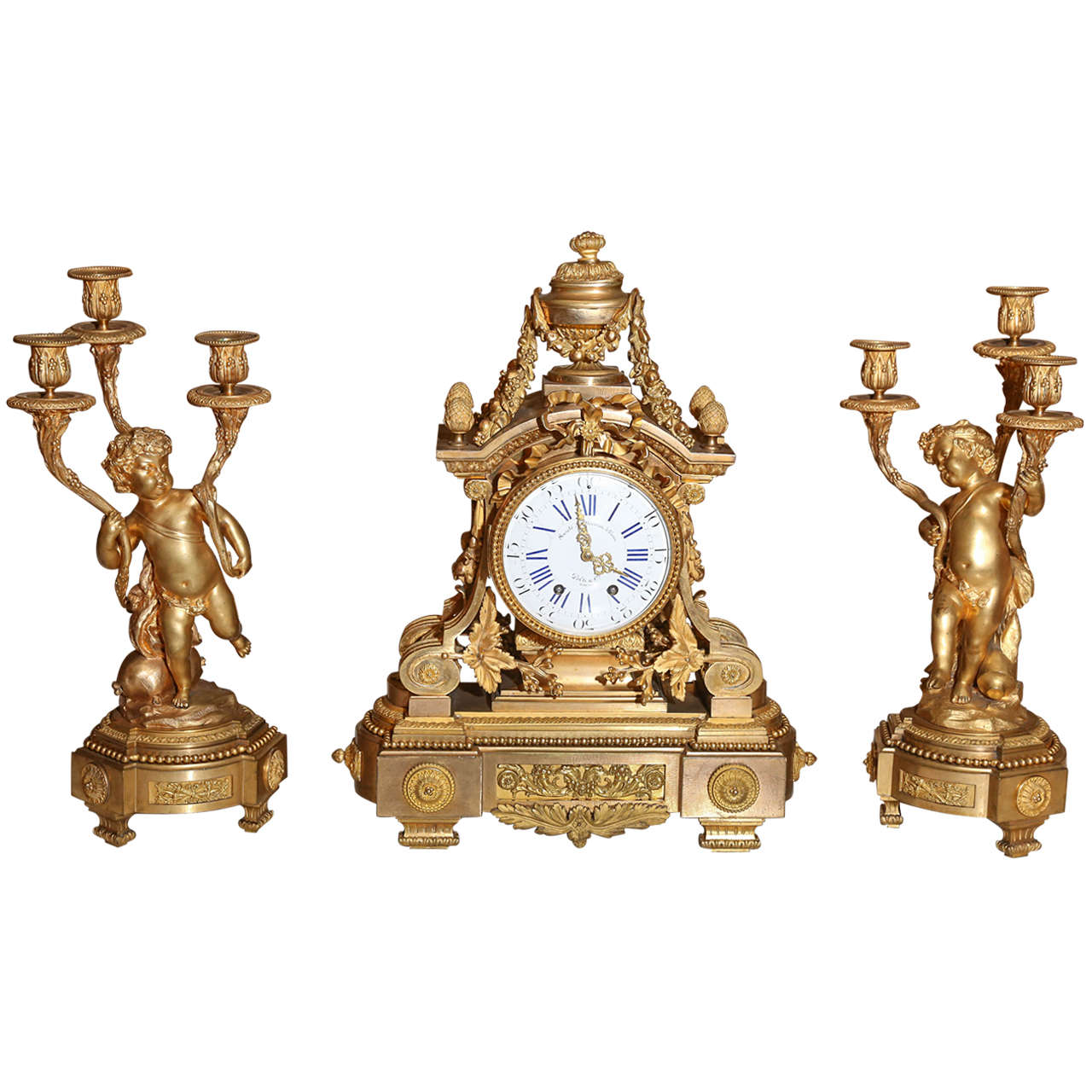 Ensemble d'horloge et de trois pièces à garnitures en bronze doré du 19ème siècle en provenance de France en vente