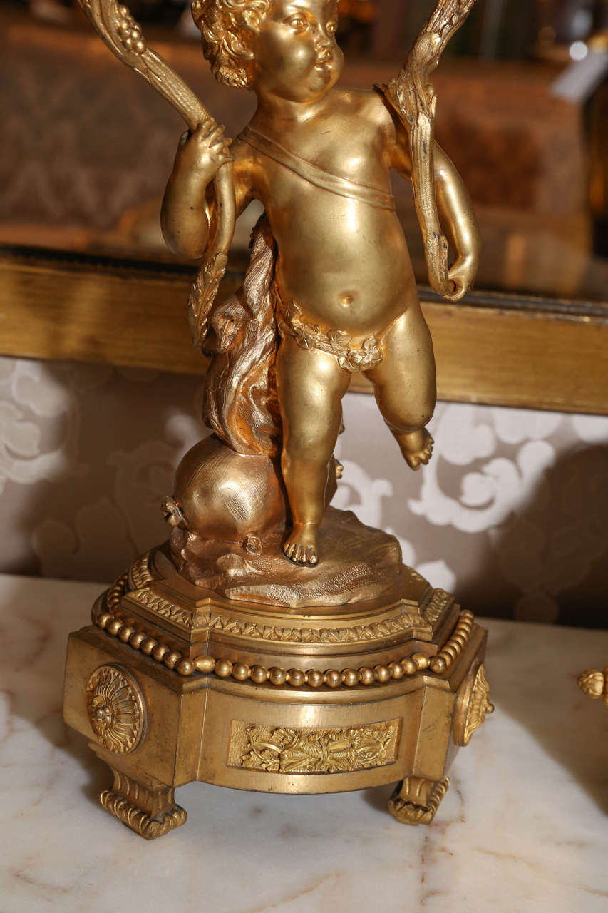 Ensemble d'horloge et de trois pièces à garnitures en bronze doré du 19ème siècle en provenance de France Bon état - En vente à Houston, TX