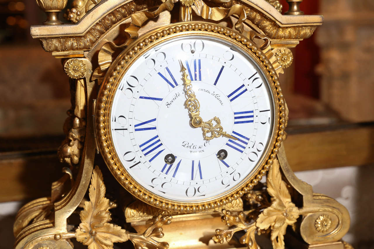 XIXe siècle Ensemble d'horloge et de trois pièces à garnitures en bronze doré du 19ème siècle en provenance de France en vente