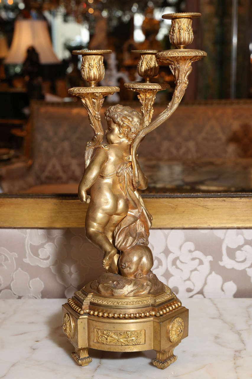Ensemble d'horloge et de trois pièces à garnitures en bronze doré du 19ème siècle en provenance de France en vente 2