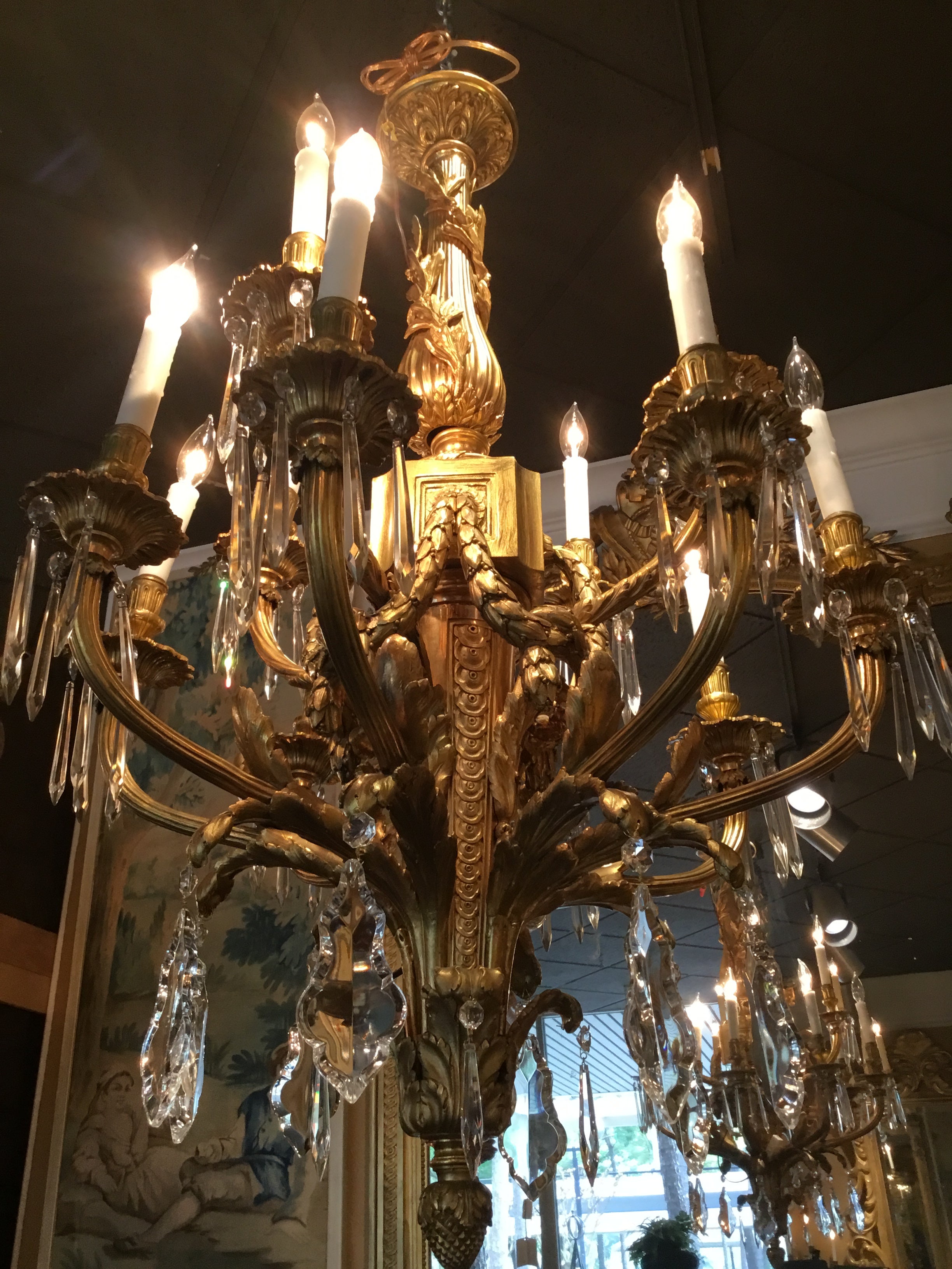Raffinato lampadario a dodici luci in bronzo dorato e cristallo in stile Luigi XVI, XIX sec. in vendita