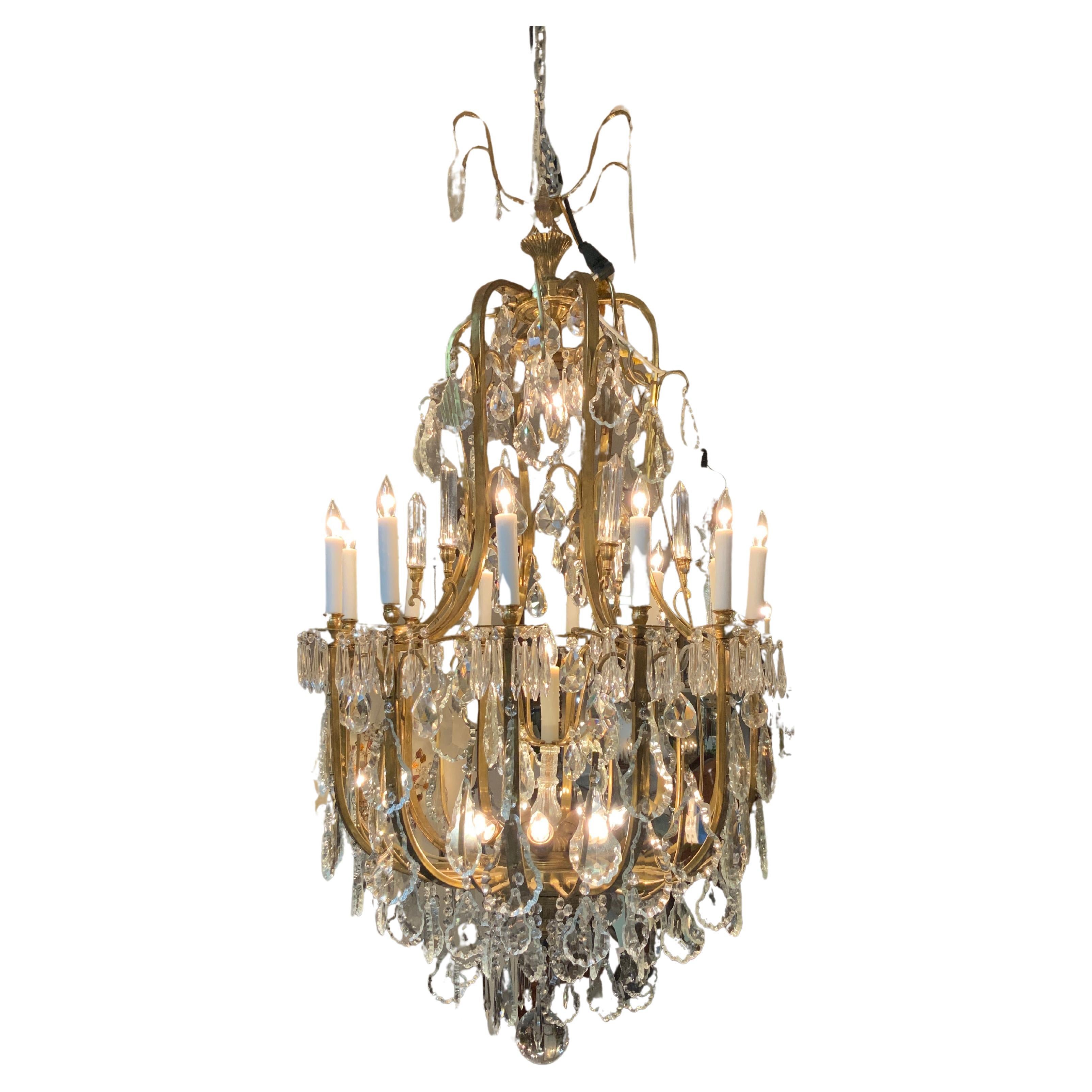 Coppia di grandi lampadari italiani in bronzo e cristallo a 20 luci