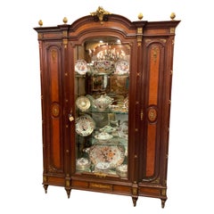 Un français d'exception  Cabinet 19e C, marqueterie 3 portes, étagères en verre.