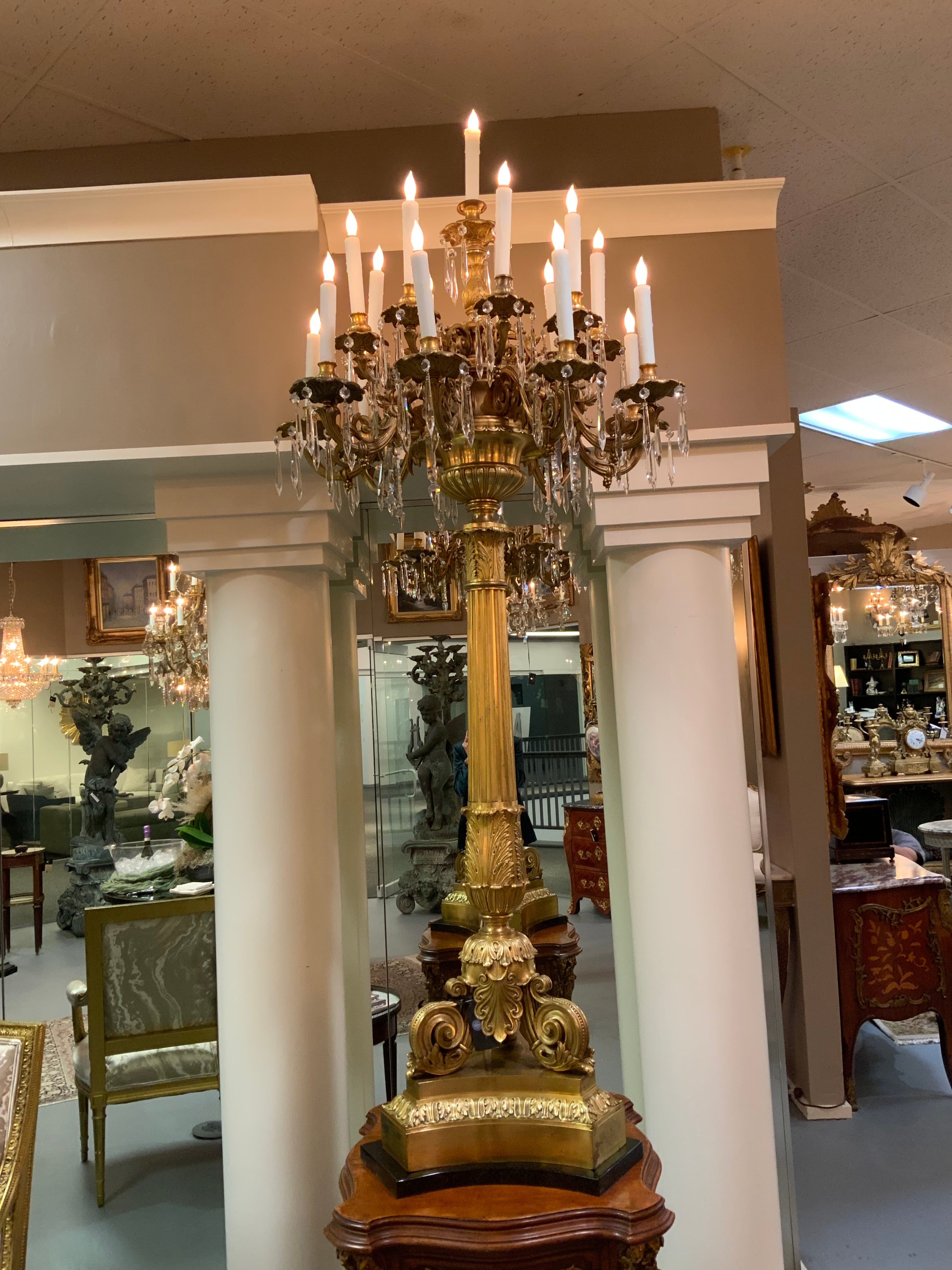 Paire d
élégantes torchères de style palais en bronze doré et cristal, désormais élégantes