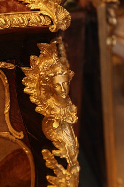 Bois Armoire de style Louis XV, peinte, plateau en marbre en vente