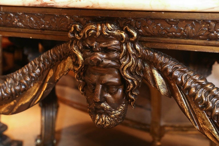 Italian antique Center Table in Carved Walnut circa 1840 In Good Condition In Houston, TX