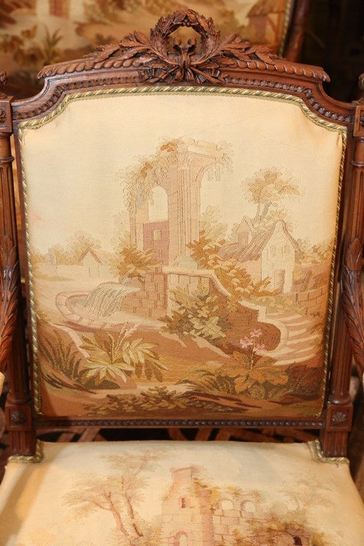 Acajou sculpté de style Louis XVI  tapisserie Suite de salon tapissée, 6 pièces Bon état - En vente à Houston, TX