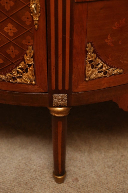 Commodo francese in stile Luigi XVI in legno di Re, legno esotico Demilune in vendita 2