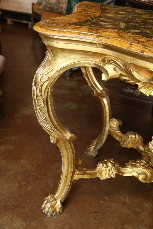 Italienische Konsole aus vergoldetem Holz und Kunstmarmor aus dem 18. Jahrhundert im Angebot 1