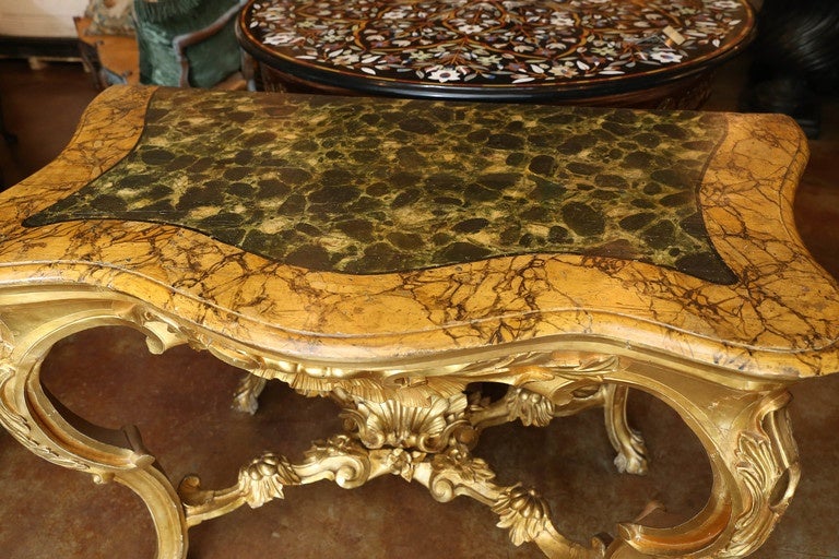 Italienische Konsole aus vergoldetem Holz und Kunstmarmor aus dem 18. Jahrhundert im Angebot 2