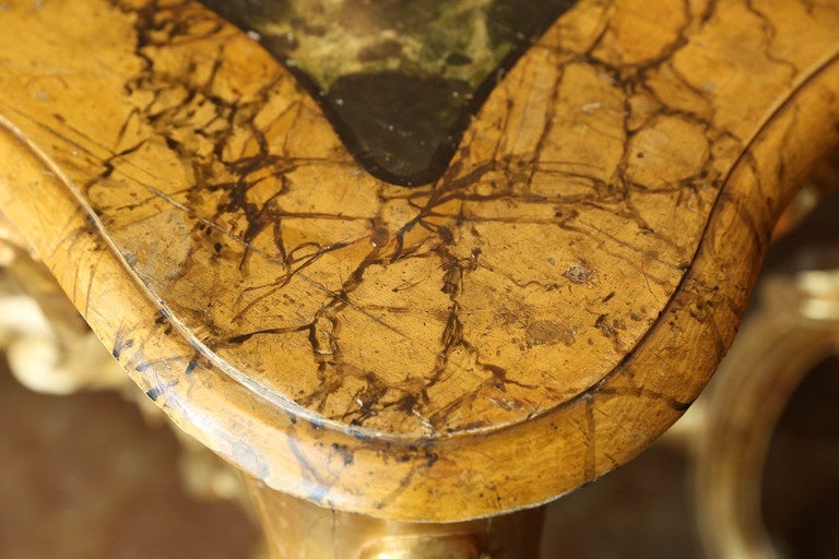 Italienische Konsole aus vergoldetem Holz und Kunstmarmor aus dem 18. Jahrhundert im Angebot 3