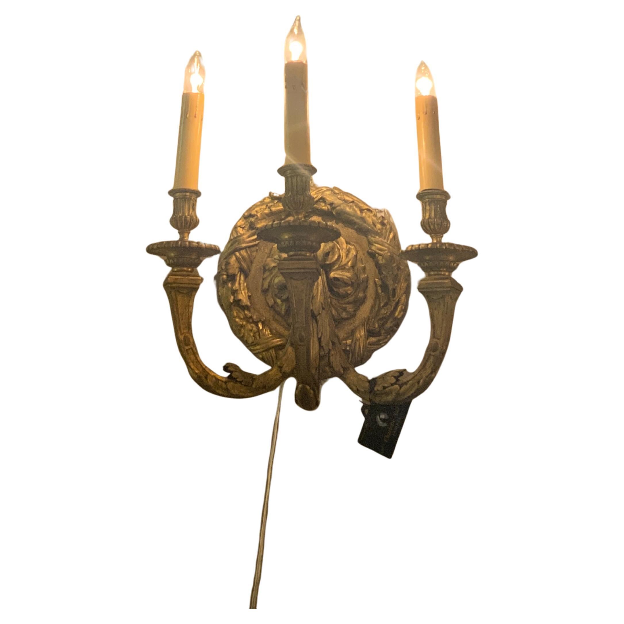 Grande applique simple en bronze doré à trois lumières, câblée en vente
