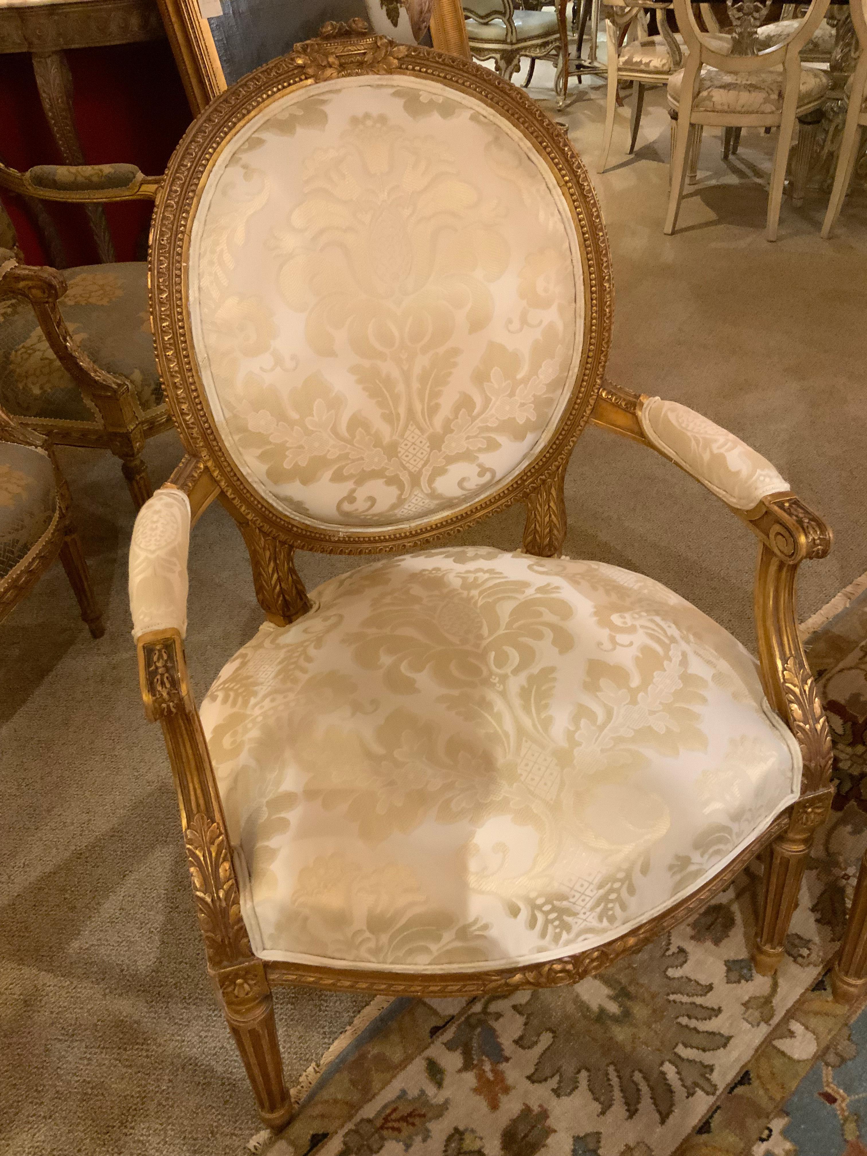Francese Coppia di poltrone in stile Luigi XVI in legno dorato, XIX secolo in vendita