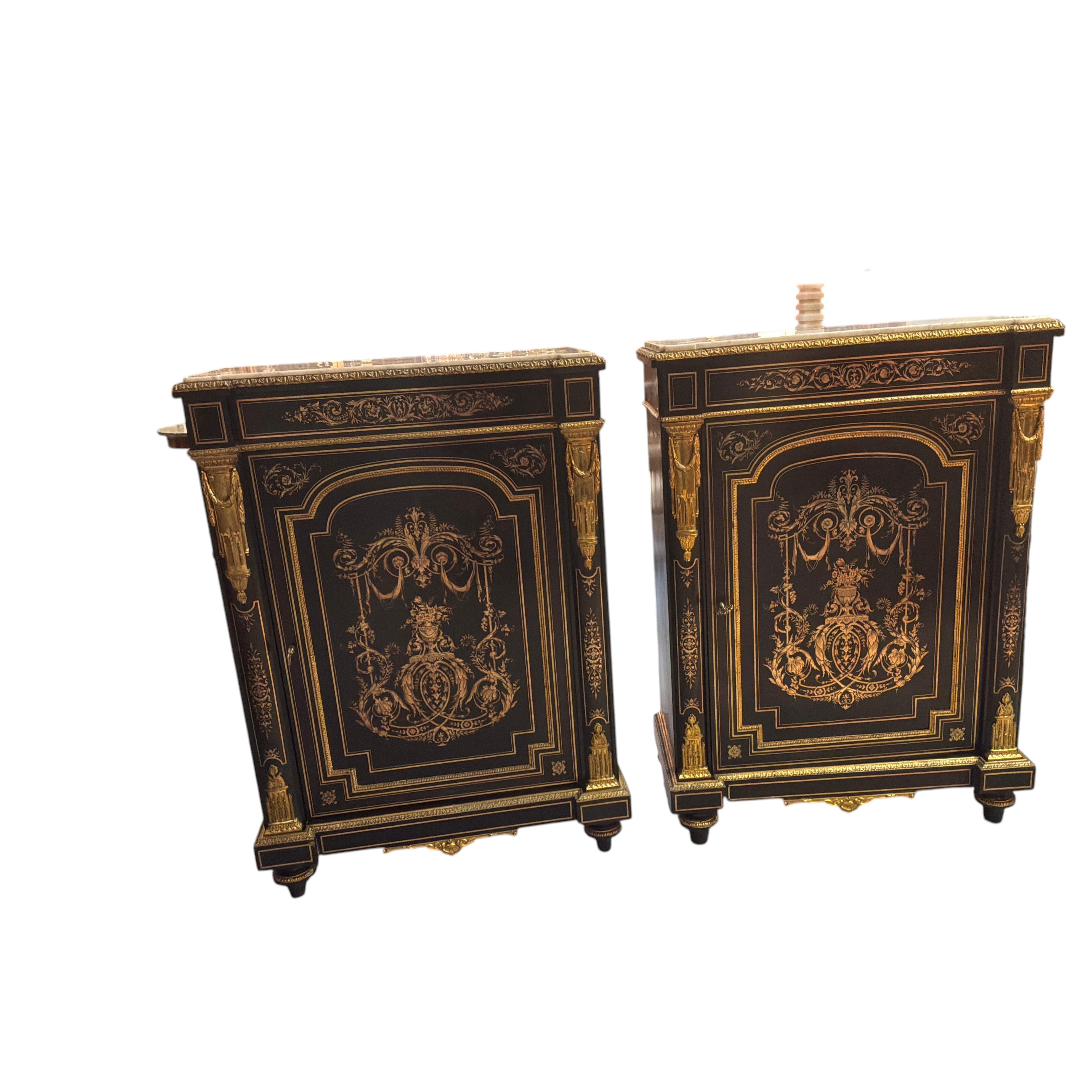 Coppia di armadietti francesi neri con disegni a volute in bronzo dorato