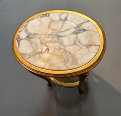Edler französischer Beistelltisch aus vergoldetem Holz in ovaler Form