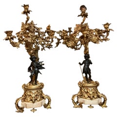 Ein Paar französische figürliche Kerzenleuchter aus vergoldeter Bronze und Marmor