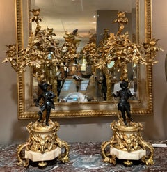 Ein Paar französische figürliche Kerzenleuchter aus vergoldeter Bronze und Marmor