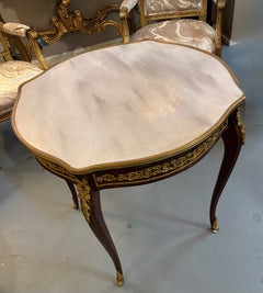 Tavolo in stile Luigi XV francese con finiture in bronzo dorato e piano in marmo bianco