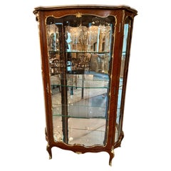 Vitrine de style Louis XV, en acajou avec des ferrures en bronze doré