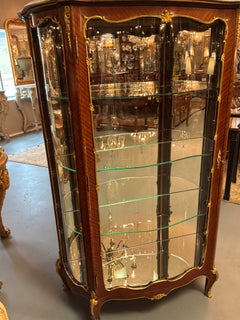 Vitrine de style Louis XV, en acajou avec des ferrures en bronze doré