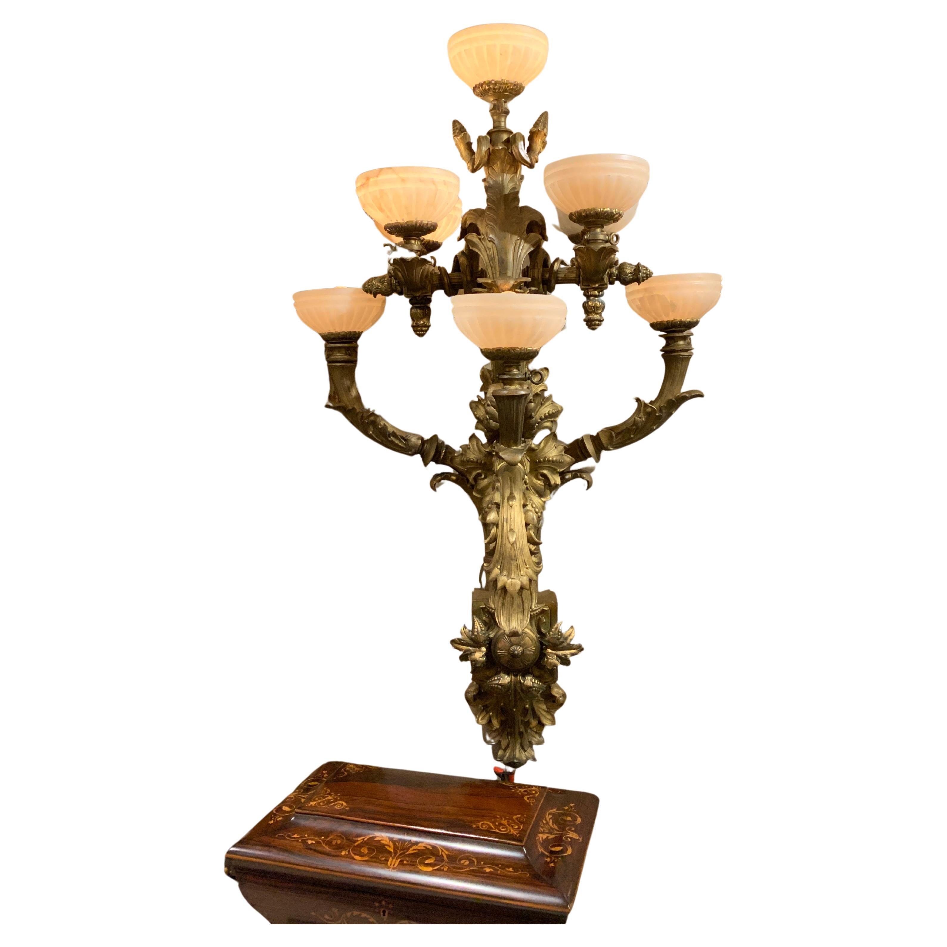 Palazzo di dimensioni francesi in stile Luigi XV in bronzo Dore  e Tonalità di alabastro bianco in vendita