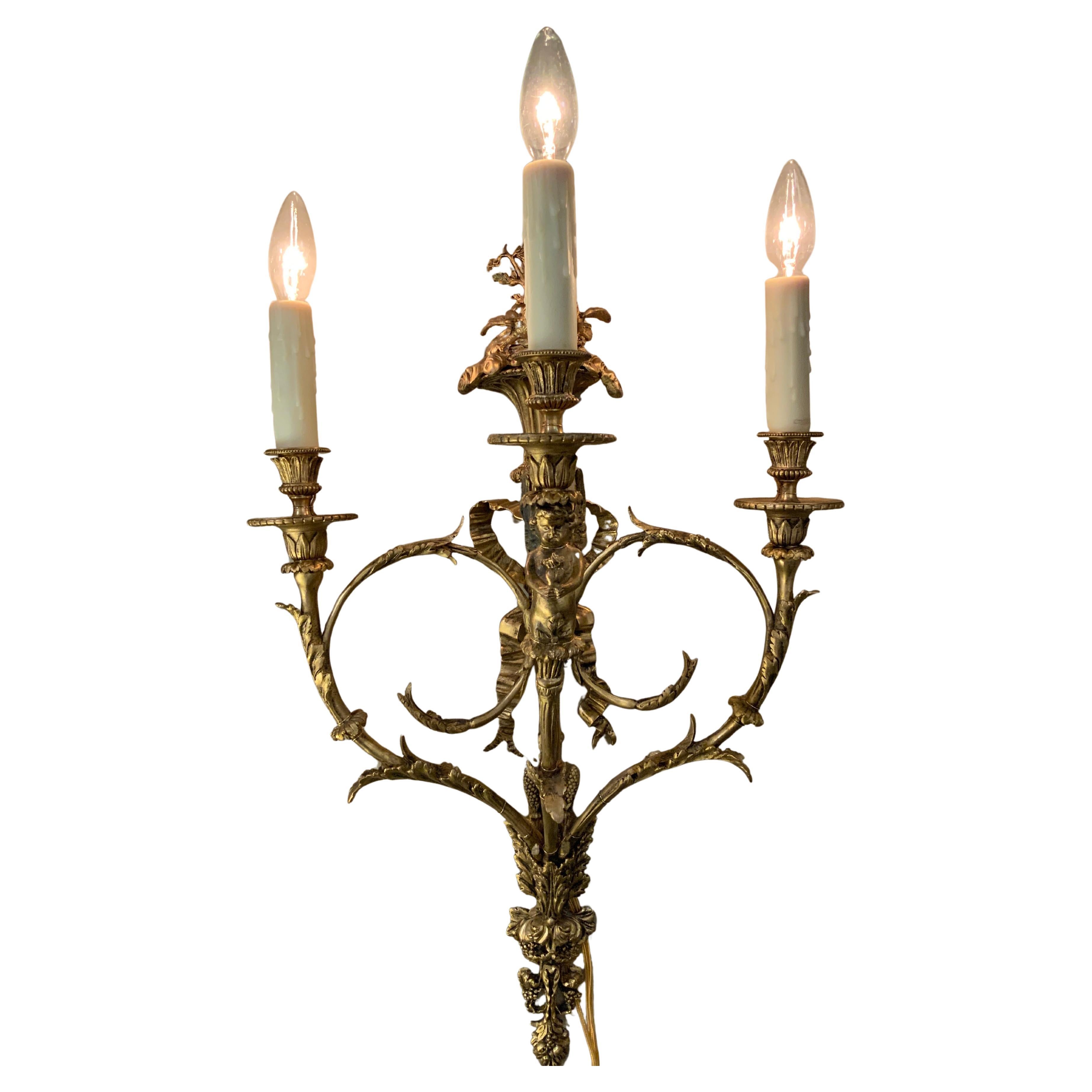 Coppia di sconsigliere neoclassiche francesi in bronzo dorato del XIX secolo, tre luci, cablate