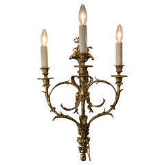 Paire d
Appliques Néoclassiques Françaises du 19ème Siècle en Bronze Doré, Trois Lumières, Câblées