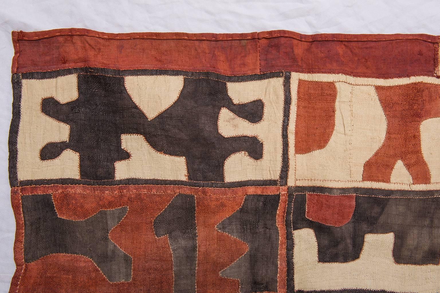 African textile Kuba Zaire, suitable for table or Wall Hanging In Excellent Condition In Alessandria, Piemonte