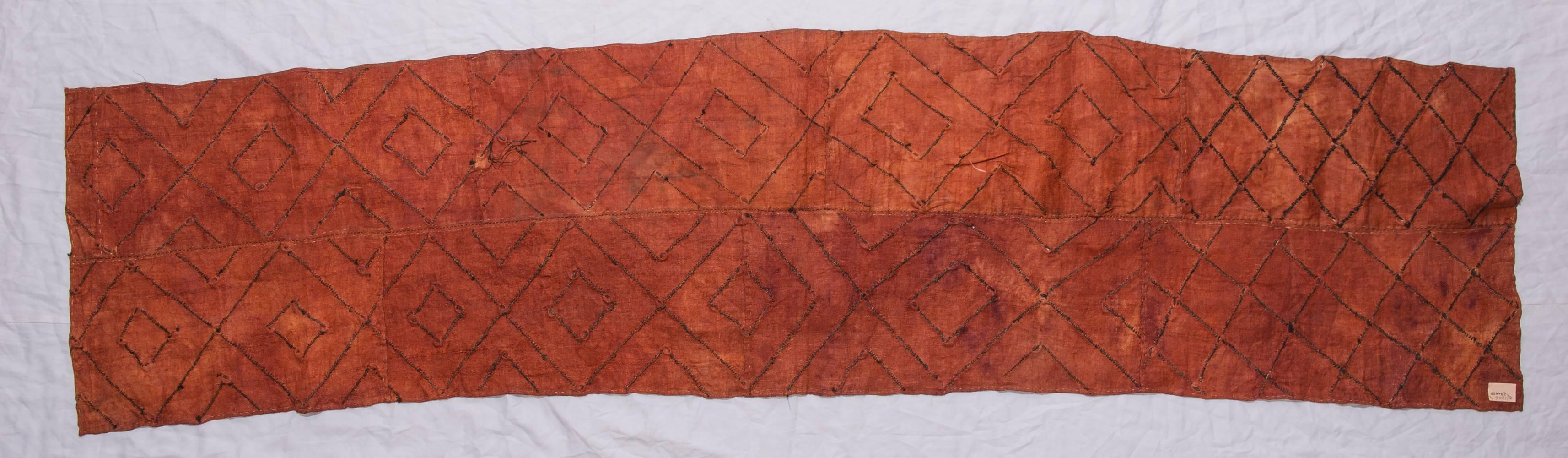 B/1676. Altes afrikanisches Textil aus Kuba, Zaire: mit kleinen Muscheln als Ornament.
Eine IDEA: verwenden Sie diesen Artikel als Rückenlehnenbezug für ein Sofa !
