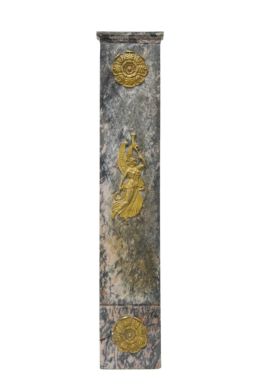 895/M -  Importante cheminée en marbre antique,  fleur de pêcher avec prévalence de  gris-vert,  avec l'original  de belles frises de bronze doré en guise d'anges. Il est très élégant, parfait pour un salon.
Charles X époque : 1820 environ.
Le