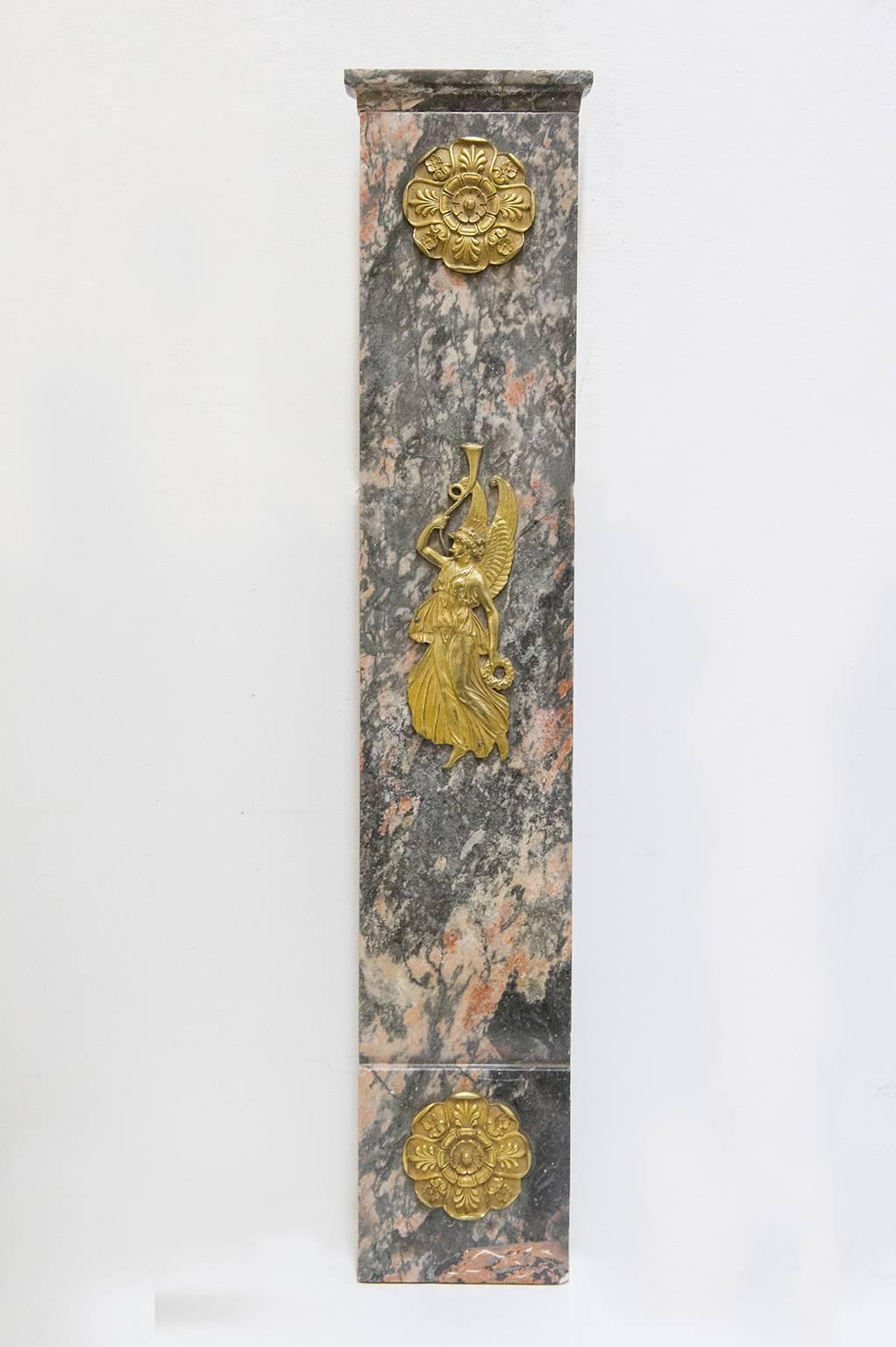 Sculpté à la main   Grande cheminée avec frises d'anges en bronze doré en vente