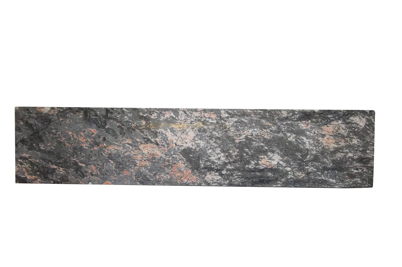 Grande cheminée avec frises d'anges en bronze doré Excellent état - En vente à Alessandria, Piemonte