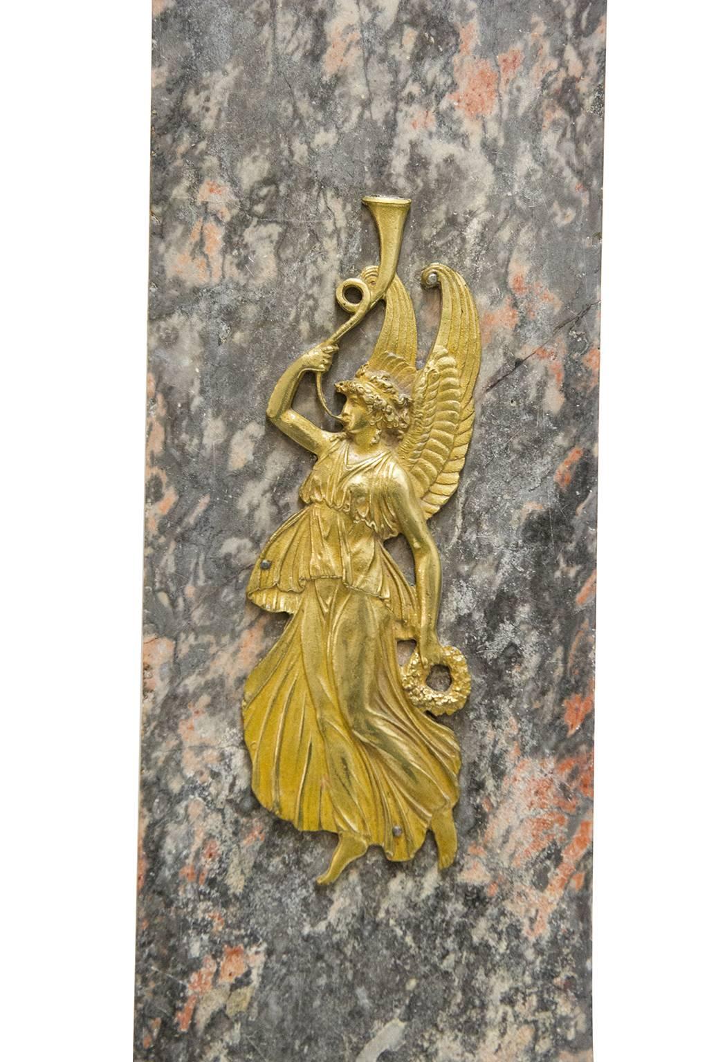 Bronze   Grande cheminée avec frises d'anges en bronze doré en vente
