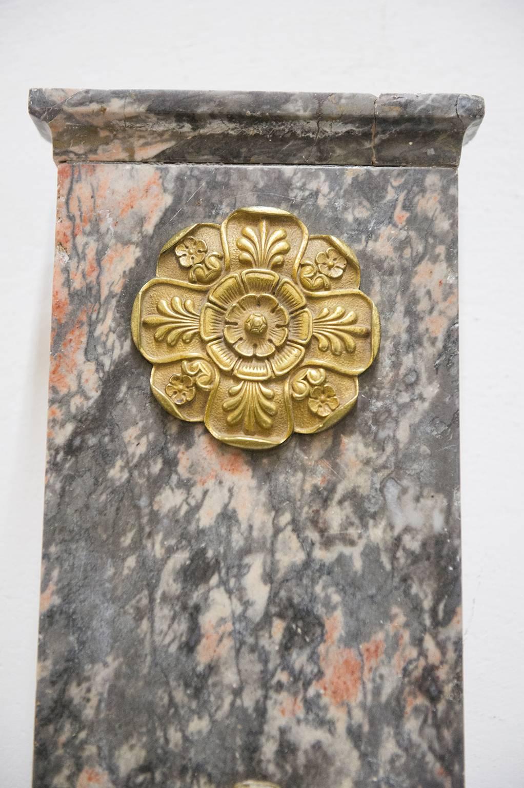 XIXe siècle Grande cheminée avec frises d'anges en bronze doré en vente