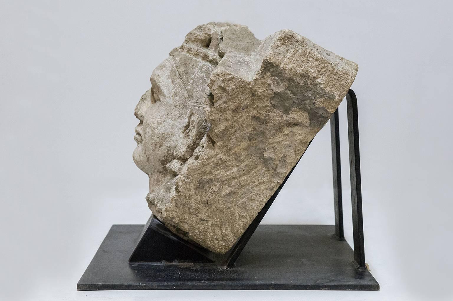 M/222 -  Museales Steinhochrelief Gandhara aus Indien (eigentlich Nord-Pakistan): ein sehr seltenes Stück, montiert auf einem robusten Eisensockel.  Fragen Sie Ihren Architekten, wo er aufgestellt werden soll: zum Beispiel in der Nähe eines großen,
