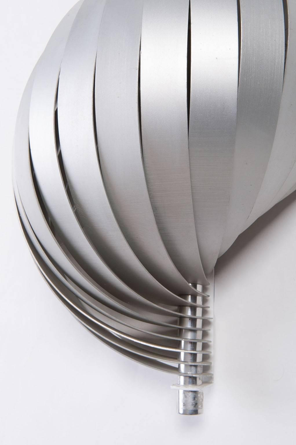 Francese Applique o lampade da parete in alluminio dal design moderno in vendita