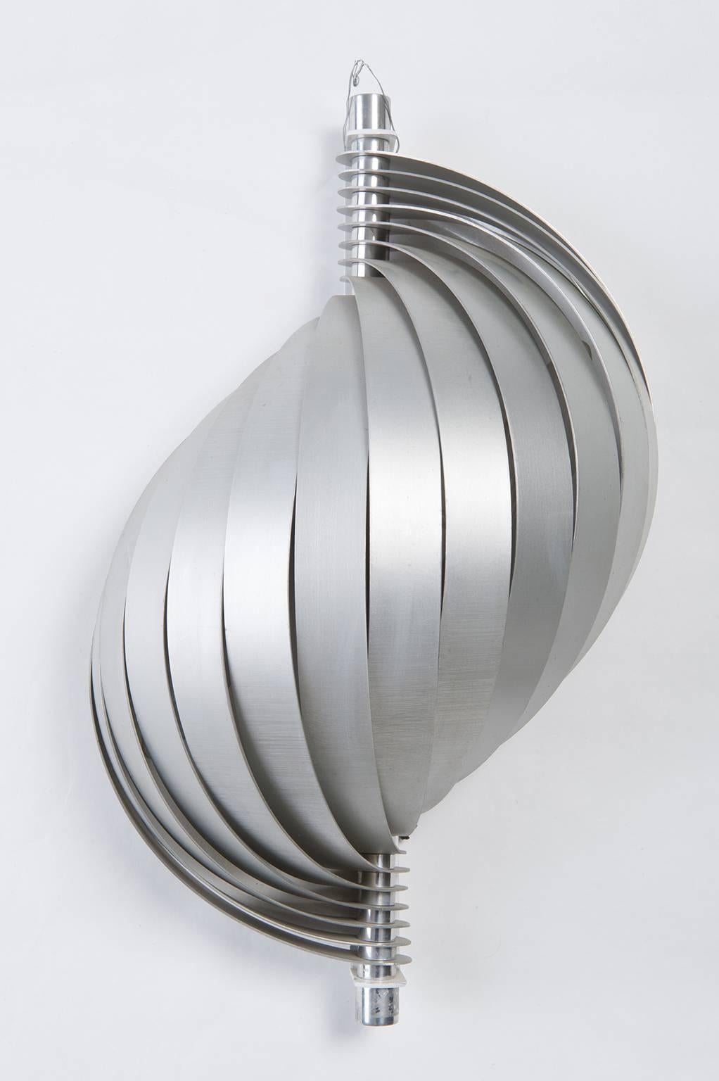  Design moderno in alluminio  lampade da parete APT della famosa collezione Luberon di A. Mathieu.
 nr. 2 lampadine da 40 watt - attacco per lampadina E 14 -
Per gli USA è necessario sostituire le lampadine con quelle da 110 W - 12 V.


rif. O/6163 -