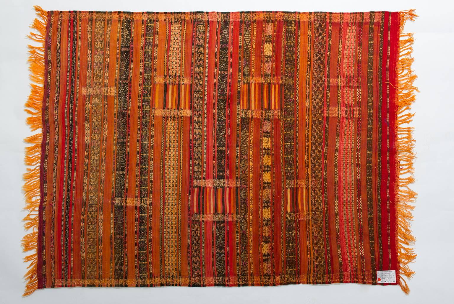 Alter und sehr seltener Taraudant, ein marokkanisches Seidentextil aus Alto Atlante (Hoher Atlas).
Interessant für Wanddekoration -
(nr. 1119 ) aus privater Sammlung -- 