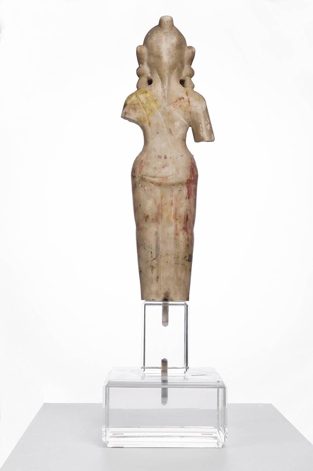  Rare antique important marble statue of Gopi, mounted on a plexiglass base, in modern taste.
Statue high 47 cm; with base cm. 71 - plexiglas base is cm. 20 x 20.  
 Unique item!
Second half XVIII century (approx. 1770) - provenance Bundi and Kota