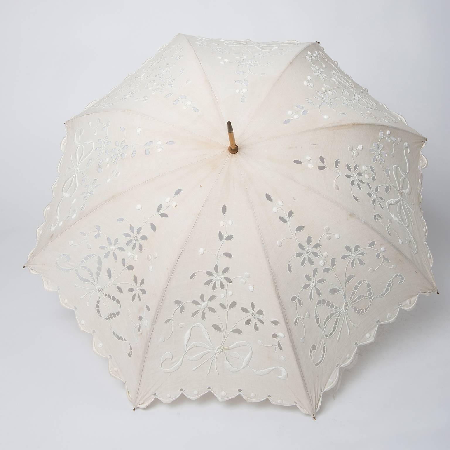 French elegant hand-embroidered antique parasol, handle rattan wood: it is perfect for this season and we should learn to use it.

Idea: electrify if You want an unusual lamp.
B/1484.