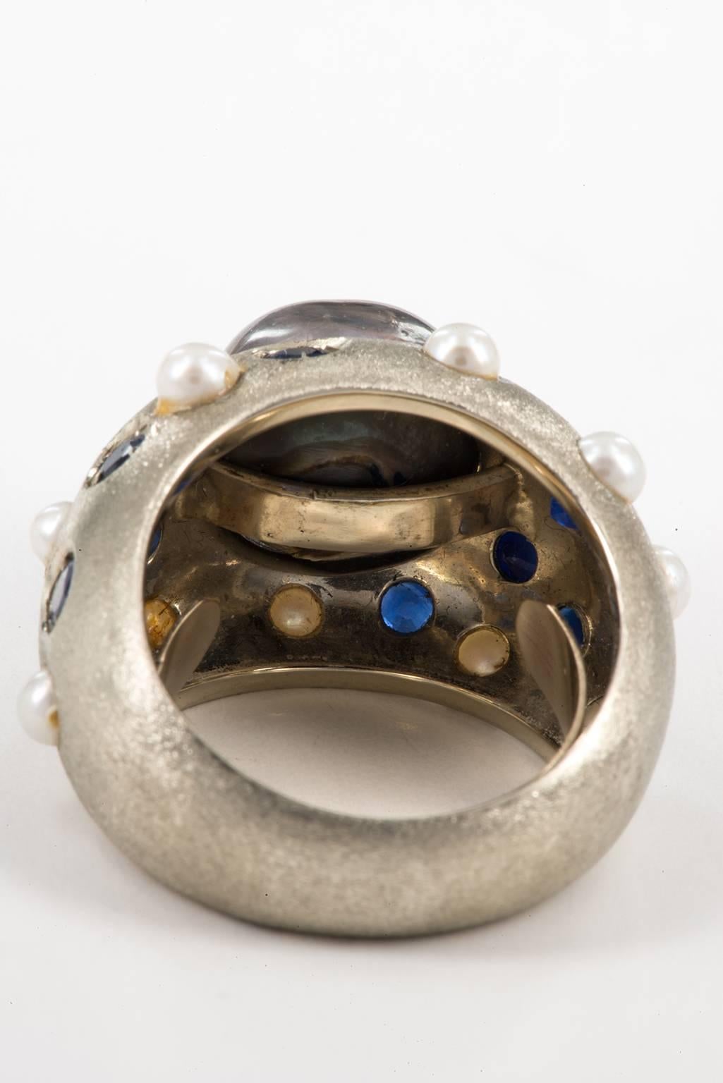 Mid-20th Century Ring : Black Pearl on White Brushed Gold with Sapphires For Sale