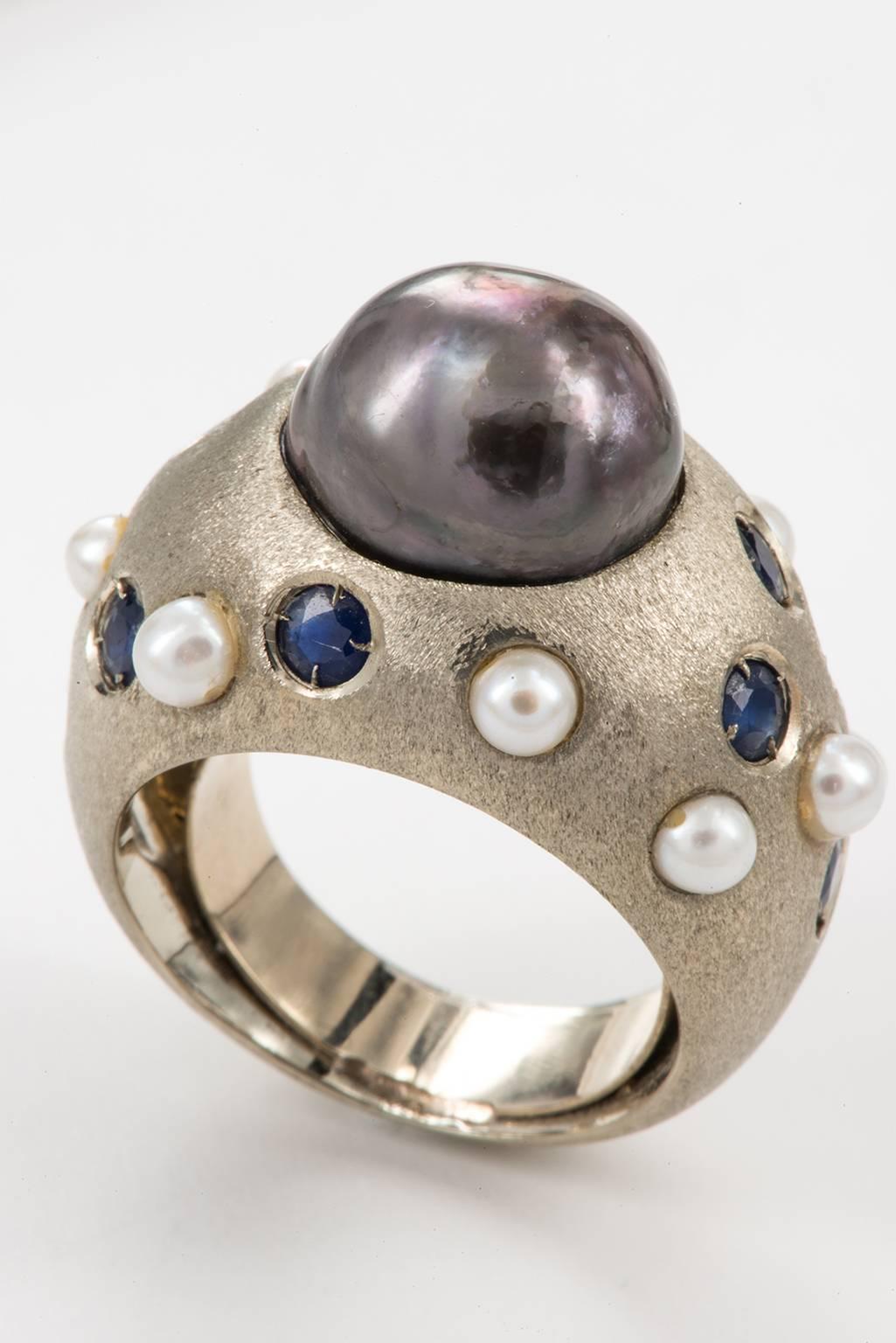 Italian Ring : Black Pearl on White Brushed Gold with Sapphires For Sale