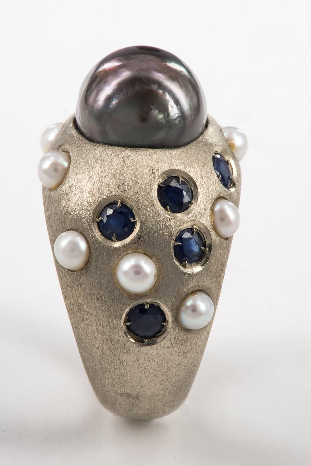 Ring : Black Pearl on White Brushed Gold with Sapphires In Excellent Condition For Sale In Alessandria, Piemonte