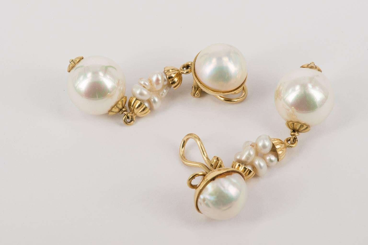 Modern Pearl Earrings on Gold: what's Better for a Gift ? For Sale