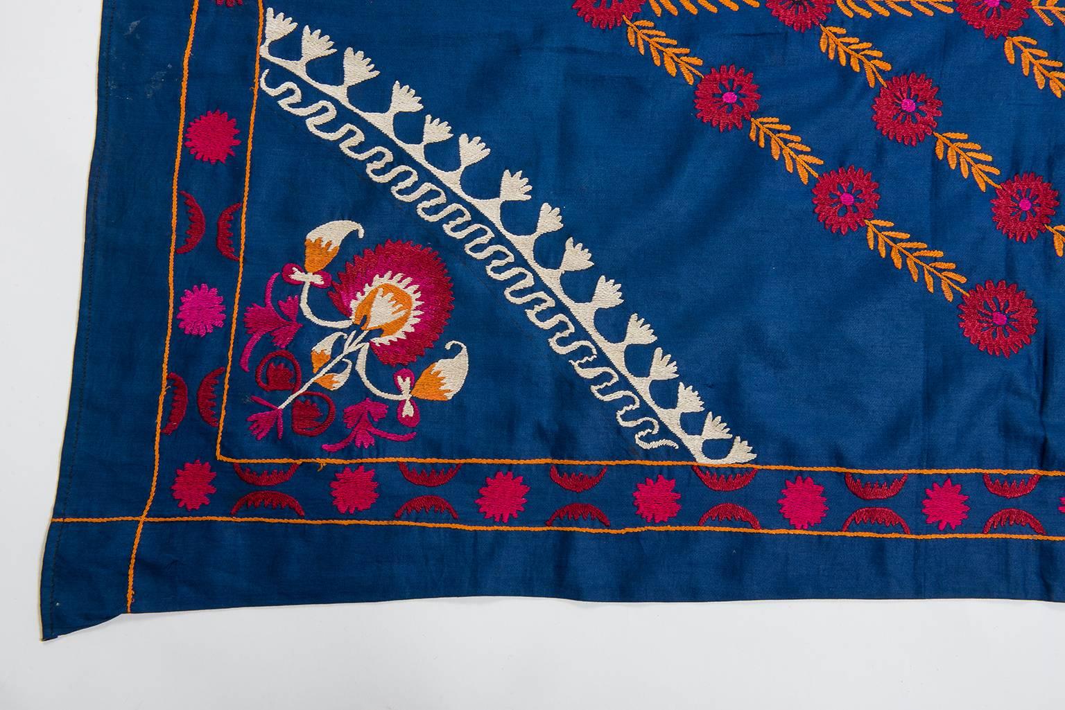  Uzbekistan  Susani, Suitable as Bedspread or Table Cover In Good Condition In Alessandria, Piemonte