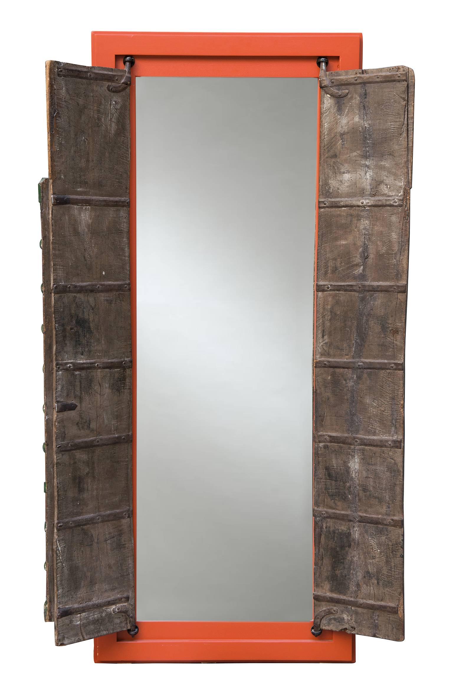  Vintage Wall  Full-length mirror -
Suitable for hall, bedroom, everywhere... The doors are vintage, mounted on its red frame in 1990
Depth when open door: 30 cm.
ref. M/511 -