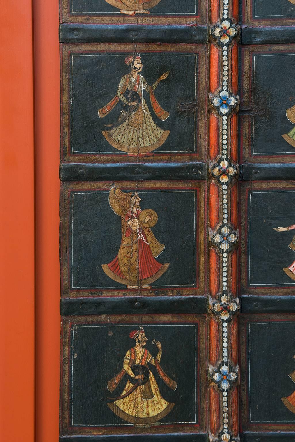 Großer Wandspiegel, verdeckt mit zwei in Indien bemalten Vintage-Türen (Indisch) im Angebot