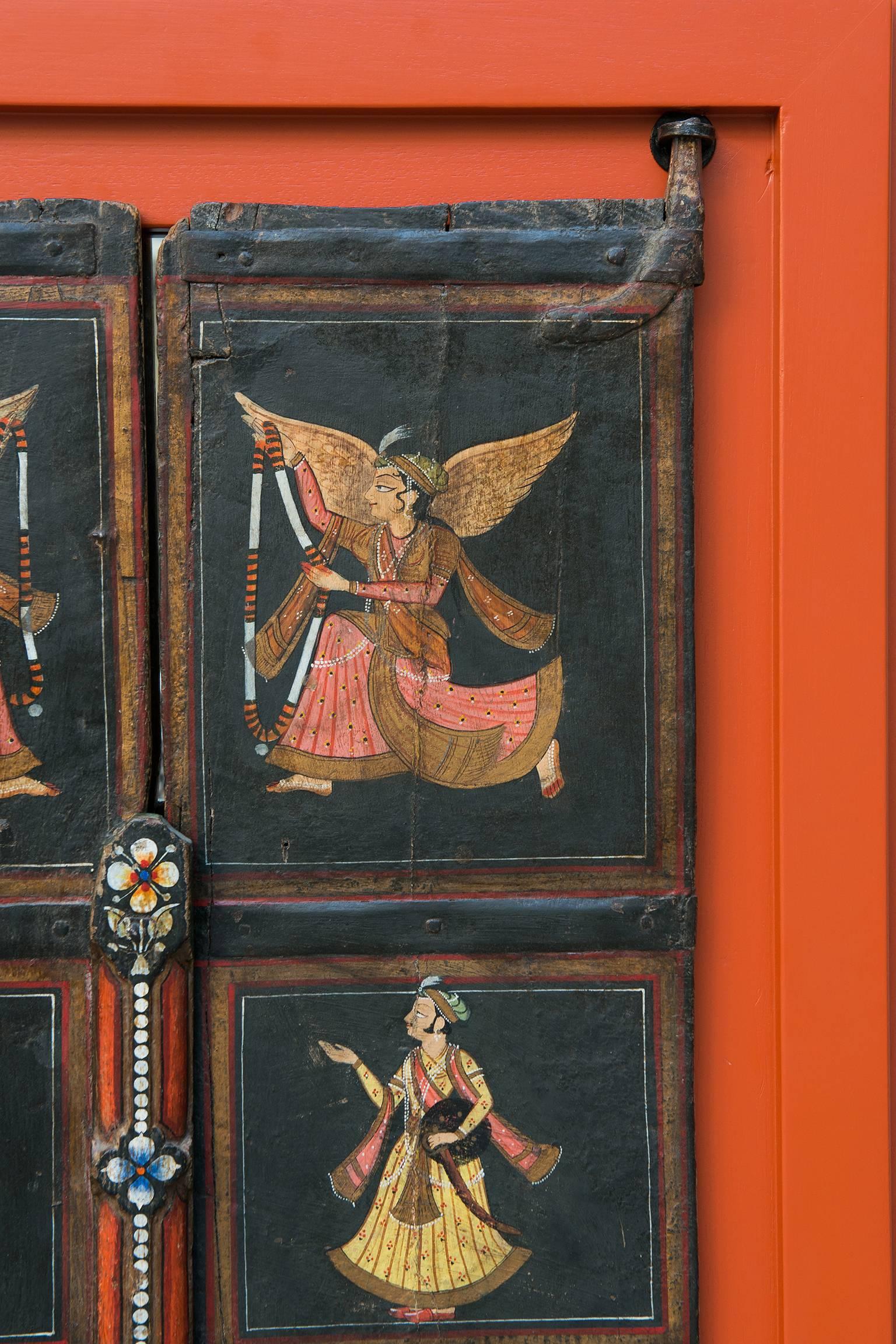 Peint à la main Grand miroir mural dissimulé par deux portes peintes indiennes vintage en vente