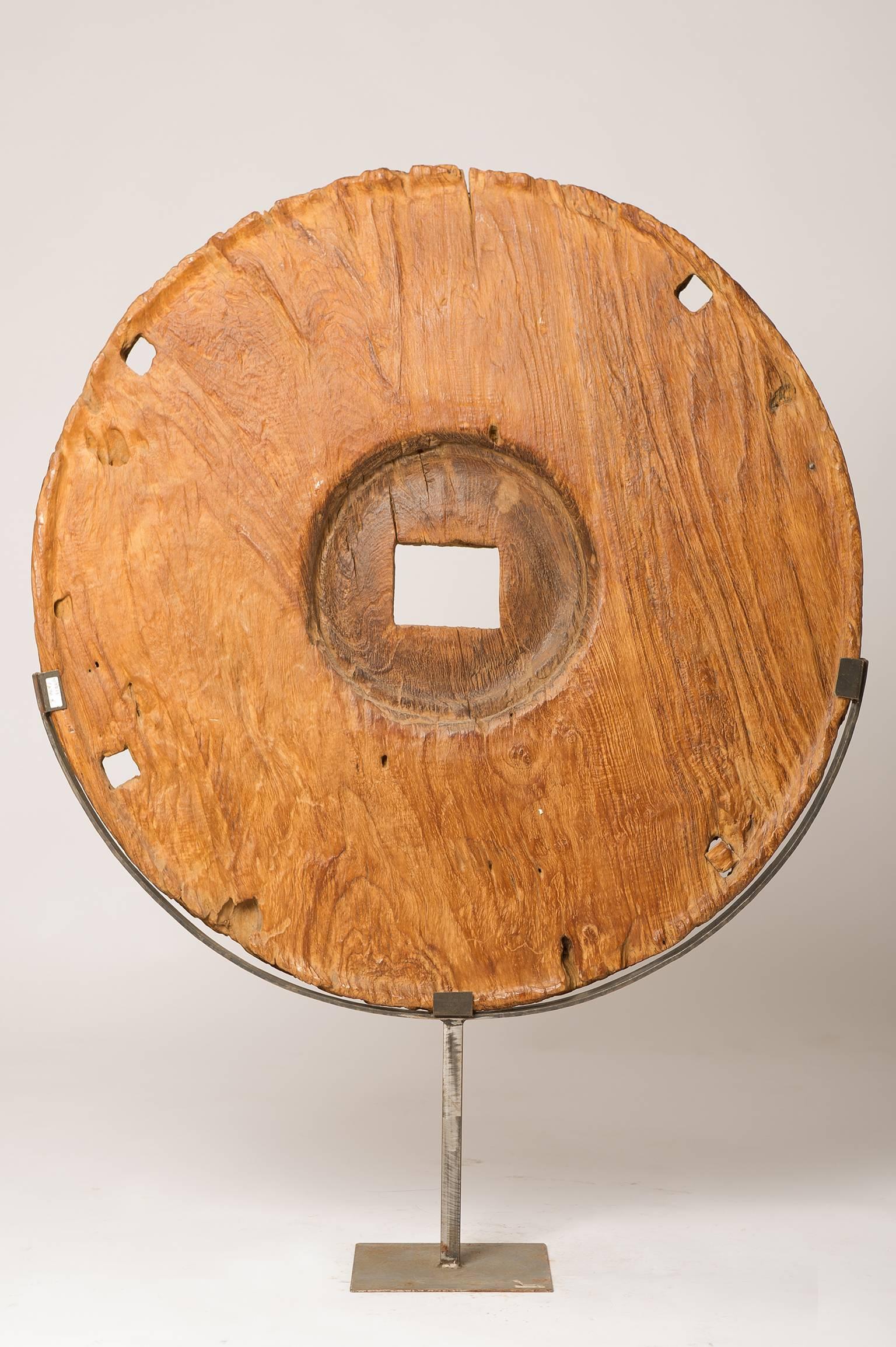 Macina arcaica in legno  come scultura moderna: perfetta in un ambiente luminoso  casa, anche all'aperto, esposto ai raggi del sole. È molto interessante.
 Con un buon prezzo per le attività di chiusura.
O/5713 -
