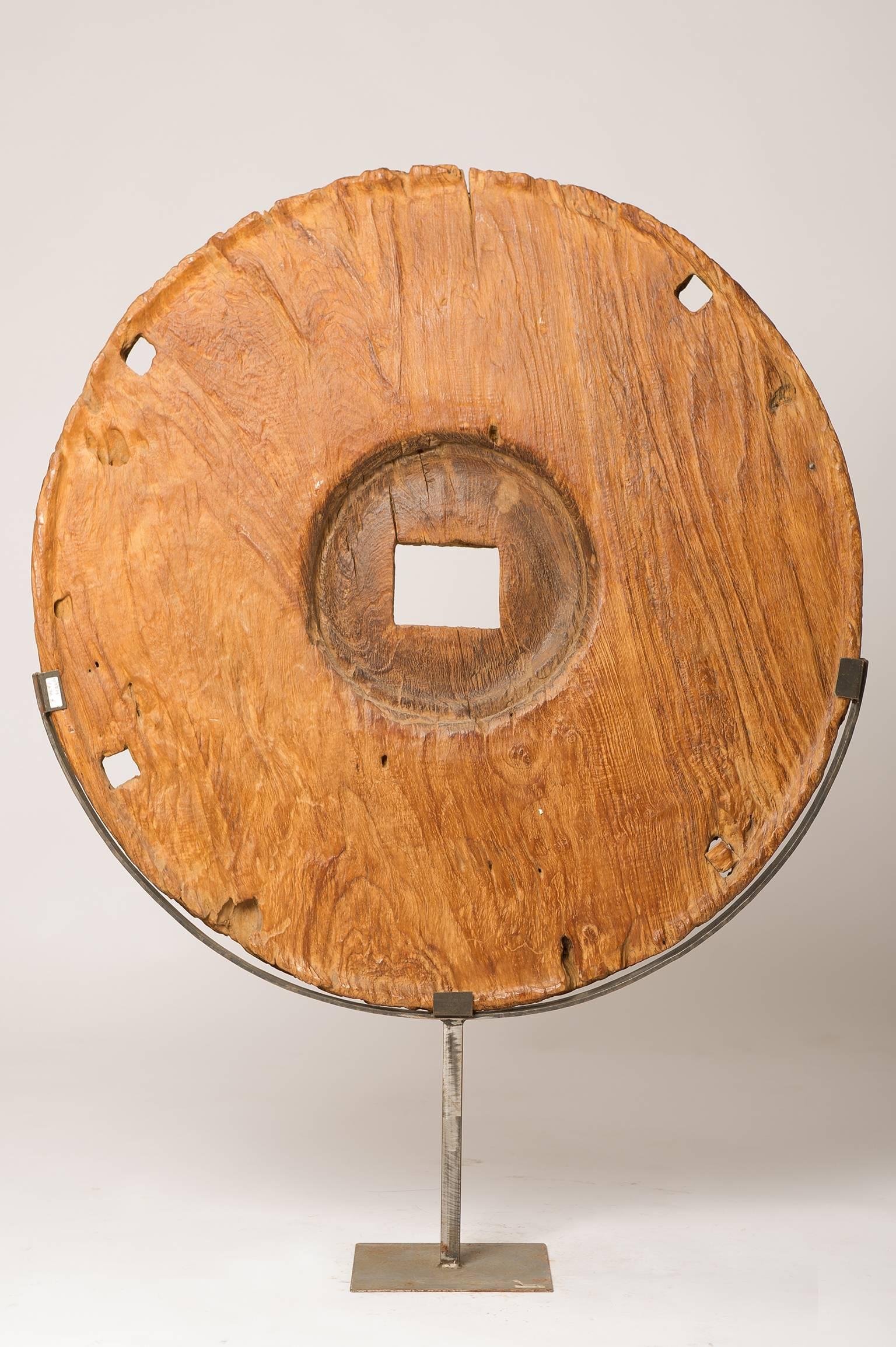 Millstone archaic wooden wheel  as modern sculpture . perfect in a bright  house, even outdoors, exposed to the sun's rays.  Good price for CLOSING activities.
O/5713 -